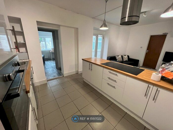 6 Bedroom End Of Terrace House To Rent In Gelligaer Street, Cardiff, CF24