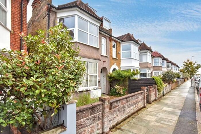 3 Bedroom Maisonette For Sale In Claremont Avenue, New Malden, KT3