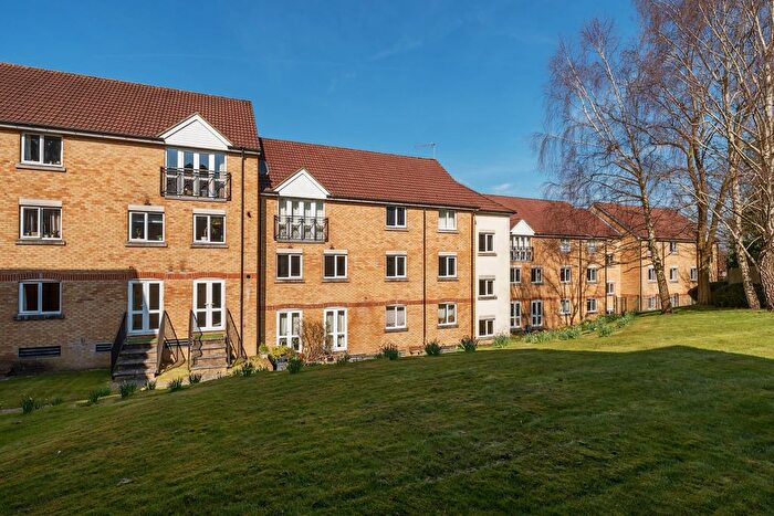 2 Bedroom Flat To Rent In Knights Place, Noke Drive, Redhill, RH1