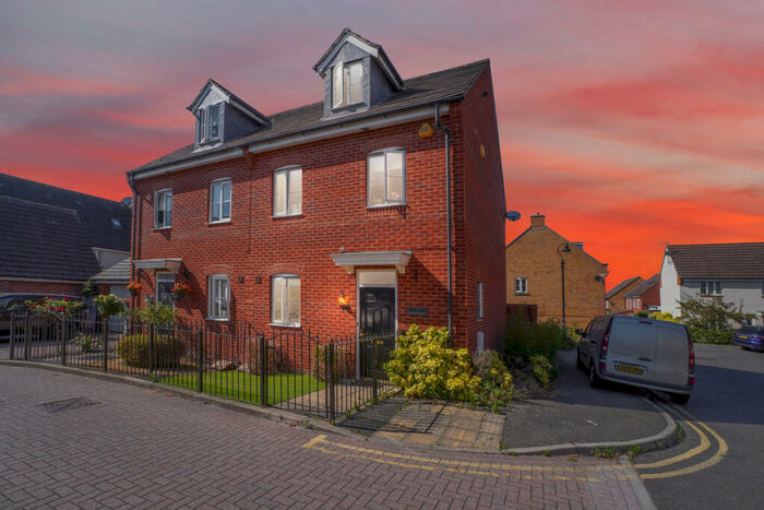 4 Bedroom Semi-Detached House To Rent In Daltons Shaw, Orsett, RM16