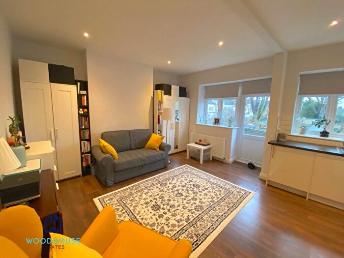 Studio To Rent In Woodhouse Road, London, N12