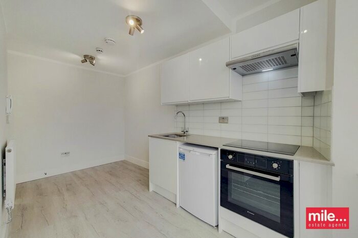 Studio To Rent In North End Road, London, NW11