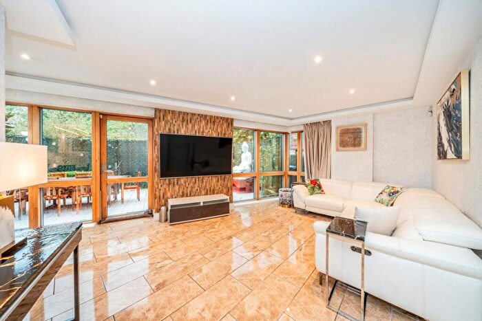 3 Bedroom Flat To Rent In Hansel Road, Maida Vale, NW6