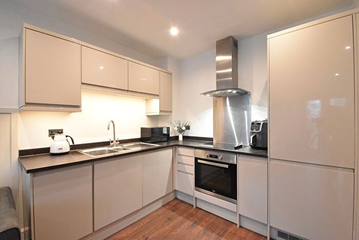 1 Bedroom Flat To Rent In Baker Street, Weybridge, KT13