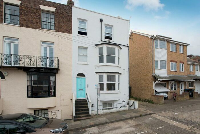 1 Bedroom Flat For Sale In Prospect Road, Broadstairs, CT10