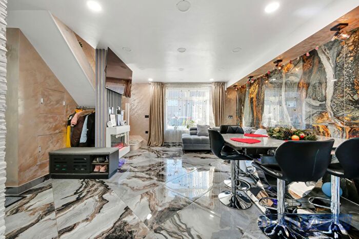 2 Bedroom End Terrace House For Sale In Standfield Road, Dagenham, RM10