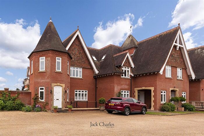 3 Bedroom Flat For Sale In Springwood Park, Tonbridge, TN11