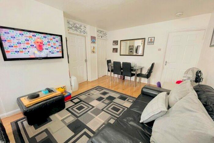 2 Bedroom Flat To Rent In Jones Road, London, E13
