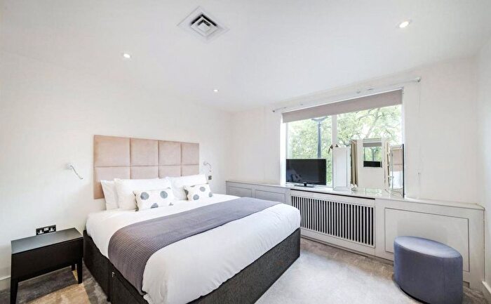 3 Bedroom Flat To Rent In Piccadilly, Mayfair, London, W1J