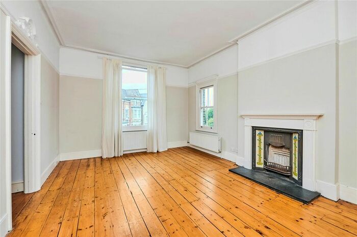 3 Bedroom Flat To Rent In Endlesham Road, London, SW12