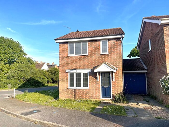 3 Bedroom Link Detached House To Rent In New College Close, Eastbourne, BN23