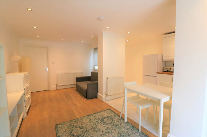 2 Bedroom Flat To Rent In High Road Leyton, London, E15
