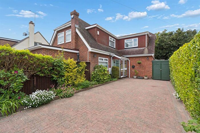 4 Bedroom Detached House For Sale In Denesway, Meopham, DA13