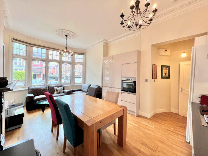 4 Bedroom Flat To Rent In Heathfield Park, NW2