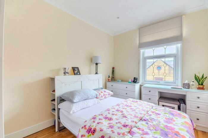 2 Bedroom Flat To Rent In North End Road, Fulham Broadway, London, SW6