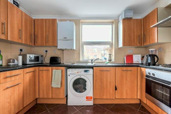 3 Bedroom Flat To Rent In Tooting Bec Road, Tooting, SW17