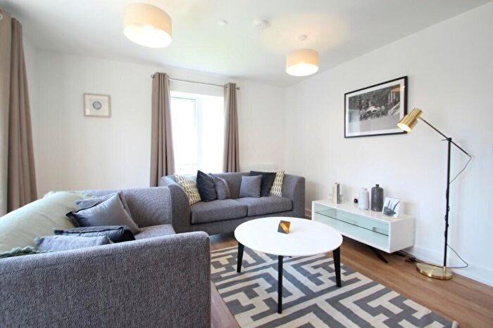 1 Bedroom Flat To Rent In Turnpike Lane, The Green, RH12