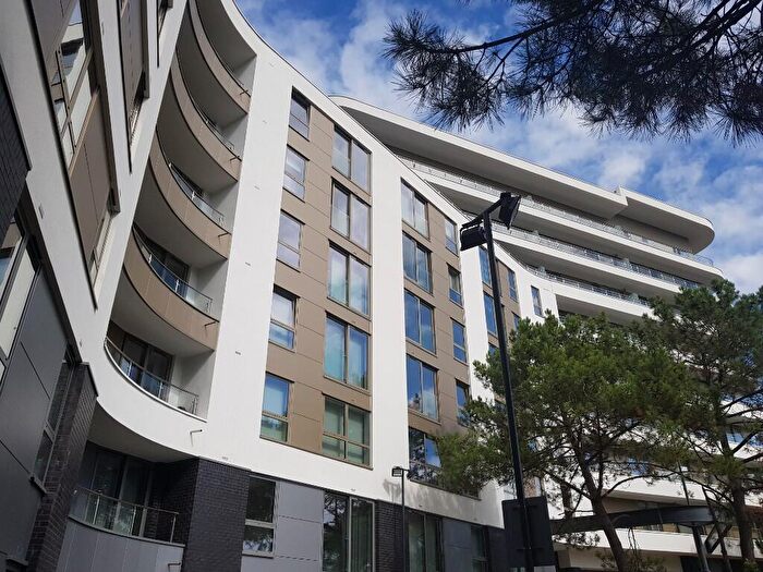 2 Bedroom Flat To Rent In St. Peters Road, Bournemouth, Dorset, BH1