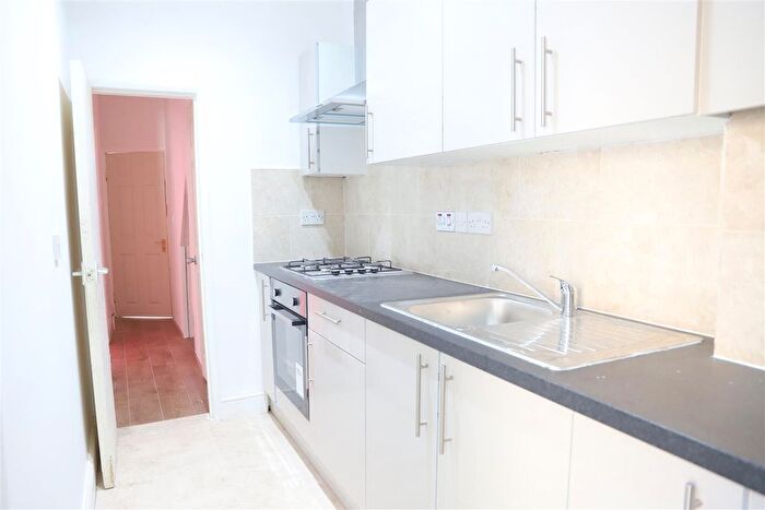 1 Bedroom Flat To Rent In Kings Avenue, Hounslow, Middlesex, TW3
