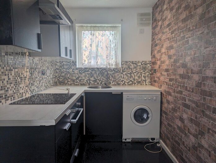 Studio To Rent In Repton Close, Luton, LU3