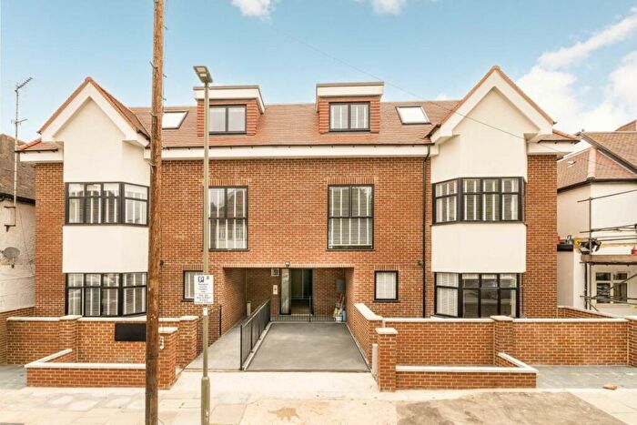 3 Bedroom Flat To Rent In Beechcroft Avenue, Golders Green, NW11