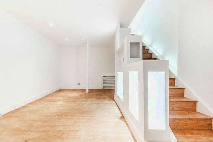 3 Bedroom Maisonette To Rent In Queens Gate, South Kensington, London, SW7