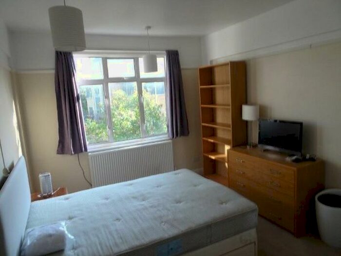 2 Bedroom Flat To Rent In Balham High Road, London, SW17