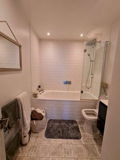 2 Bedroom Flat To Rent In Arundel Court, Ladbrooke Grove, W11