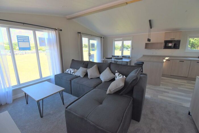 2 Bedroom Detached Bungalow For Sale In Ridgeway Park Resort, Manorbier, SA70