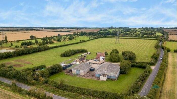 3 Bedroom Detached Bungalow To Rent In Corner Farm, Fen Lane, North Ockendon, RM14