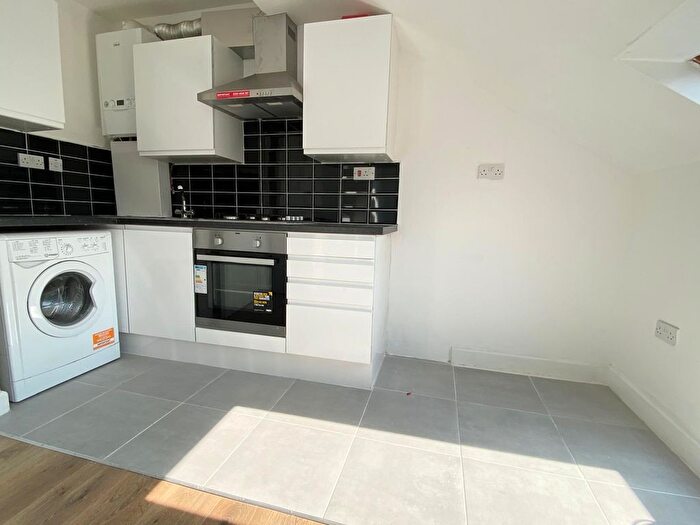 2 Bedroom Flat To Rent In Colenso Road, Clapton, London, E5