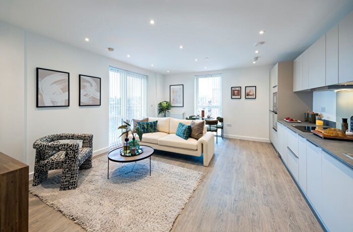 2 Bedroom Flat For Sale In Bloomsbury Avenue, London, N14