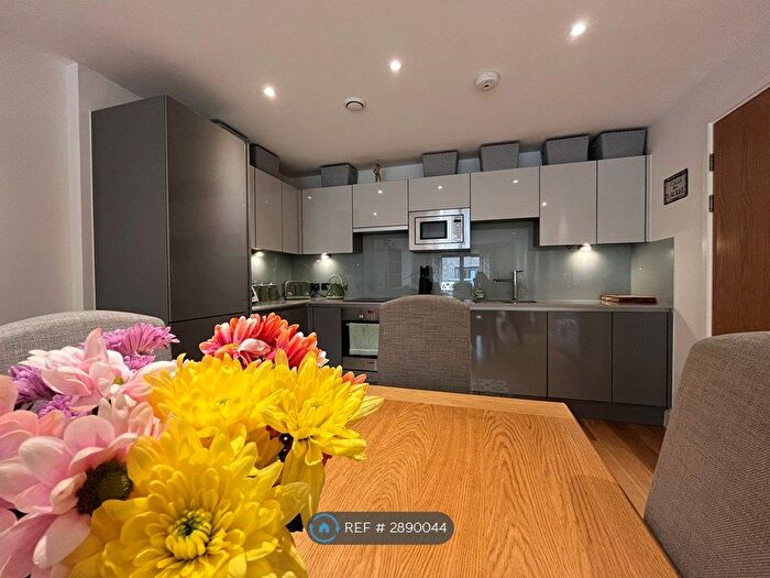 2 Bedroom Flat To Rent In Gaol Ferry Steps, Bristol, BS1