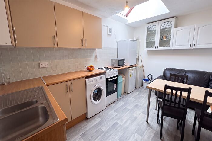 3 Bedroom Flat To Rent In Cowley Road, OX4