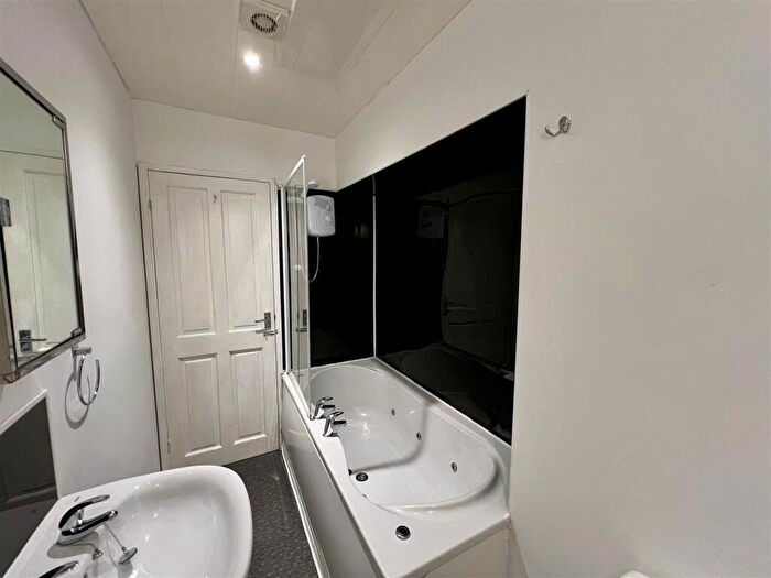 3 Bedroom Flat To Rent In Amble Grove, Newcastle Upon Tyne, NE2