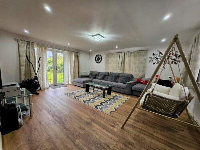 4 Bedroom Bungalow To Rent In Chapterhouse Road, Luton, LU4