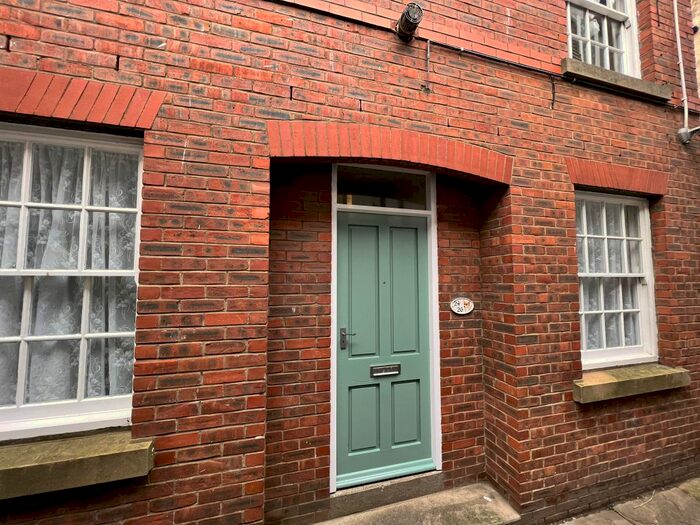 2 Bedroom Town House To Rent In Sandside, Scarborough, YO11