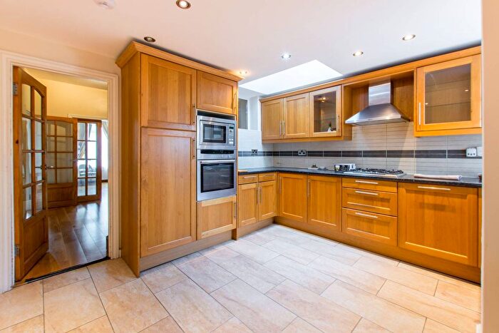 3 Bedroom Terraced House To Rent In Lansdowne Road, Walthamstow, London, E17