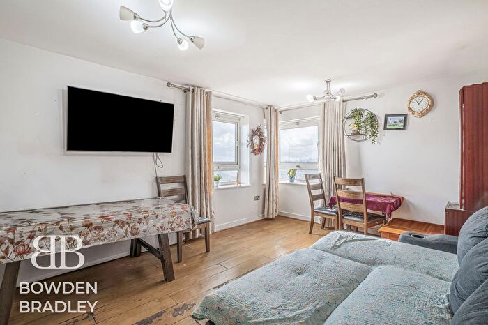 2 Bedroom Flat For Sale In Hainault Street, Ilford, IG1