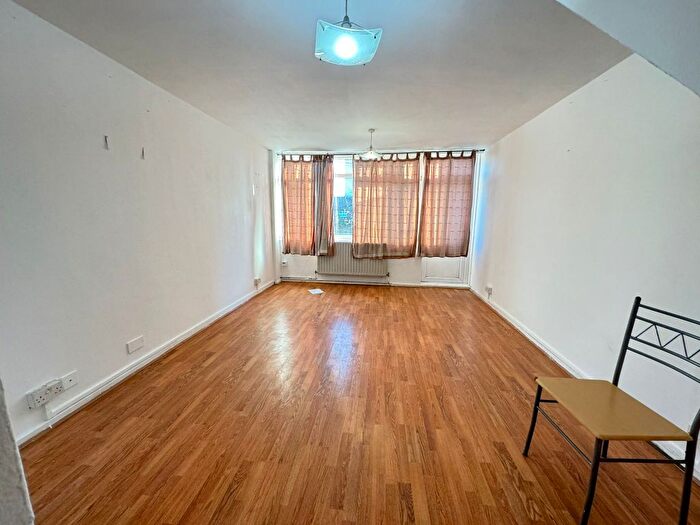 2 Bedroom Flat To Rent In Bow Road, London, E3