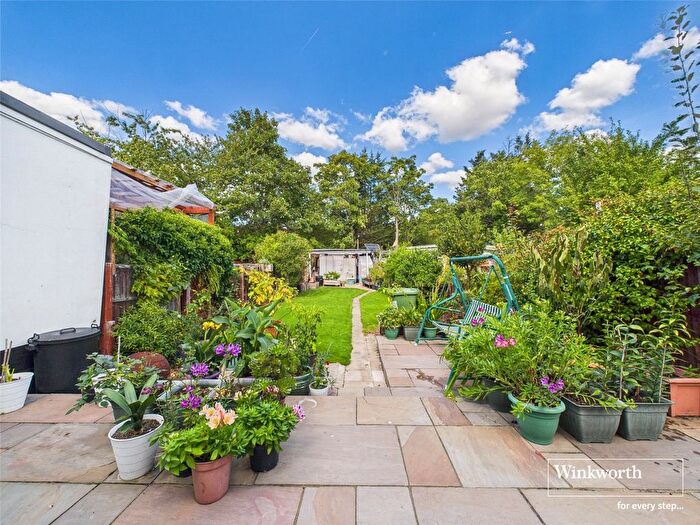 3 Bedroom Semi-detached House For Sale In Lindsay Drive, Harrow, Middlesex, HA3