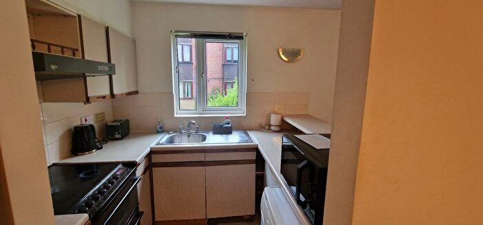1 Bedroom Flat To Rent In Pavilion Way, Edgware, HA8
