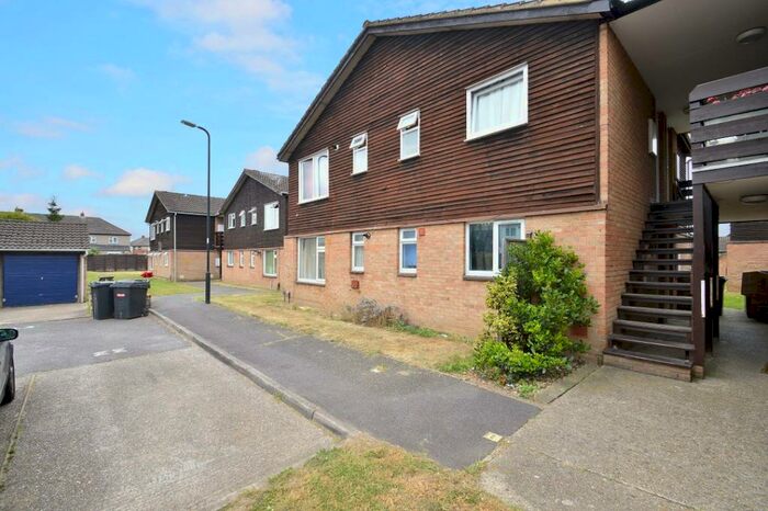 1 Bedroom Apartment To Rent In Holmedale, Slough, Berkshire, SL2