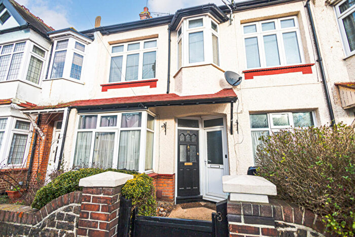 2 Bedroom Apartment For Sale In Maple Avenue, Leigh-on-sea, SS9