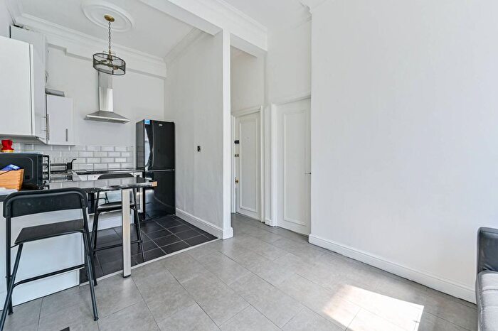 2 Bedroom Flat To Rent In Greyhound Road, London, Greater London, Barons Court, London, W6