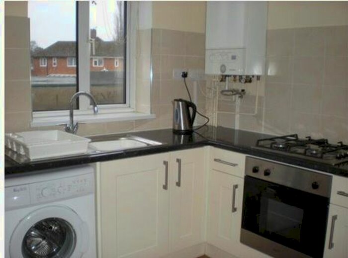 4 Bedroom Semi-Detached House To Rent In Hemlin Close, Norwich, NR5