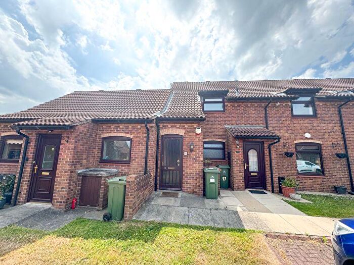 2 Bedroom Flat For Sale In Queens Court, Grimsby, DN34