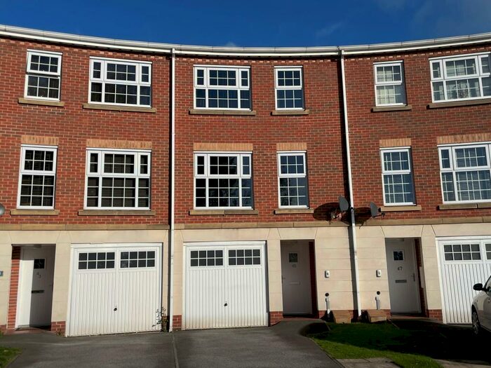 4 Bedroom Town House To Rent In Roundhouse Crescent, Worksop, S81