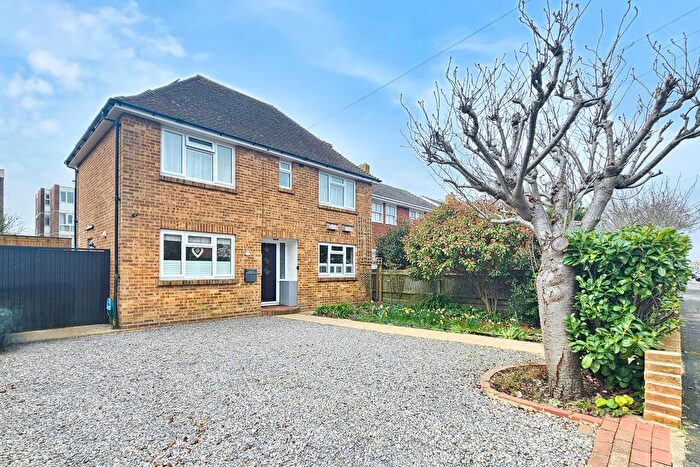 3 Bedroom Detached House For Sale In Cambridge Road, Lee-On-The-Solent, PO13