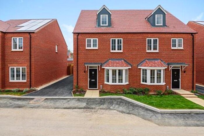 4 Bedroom Semi Detached House For Sale In Buxton Close, Kingsmere, Bicester, Oxfordshire, OX26